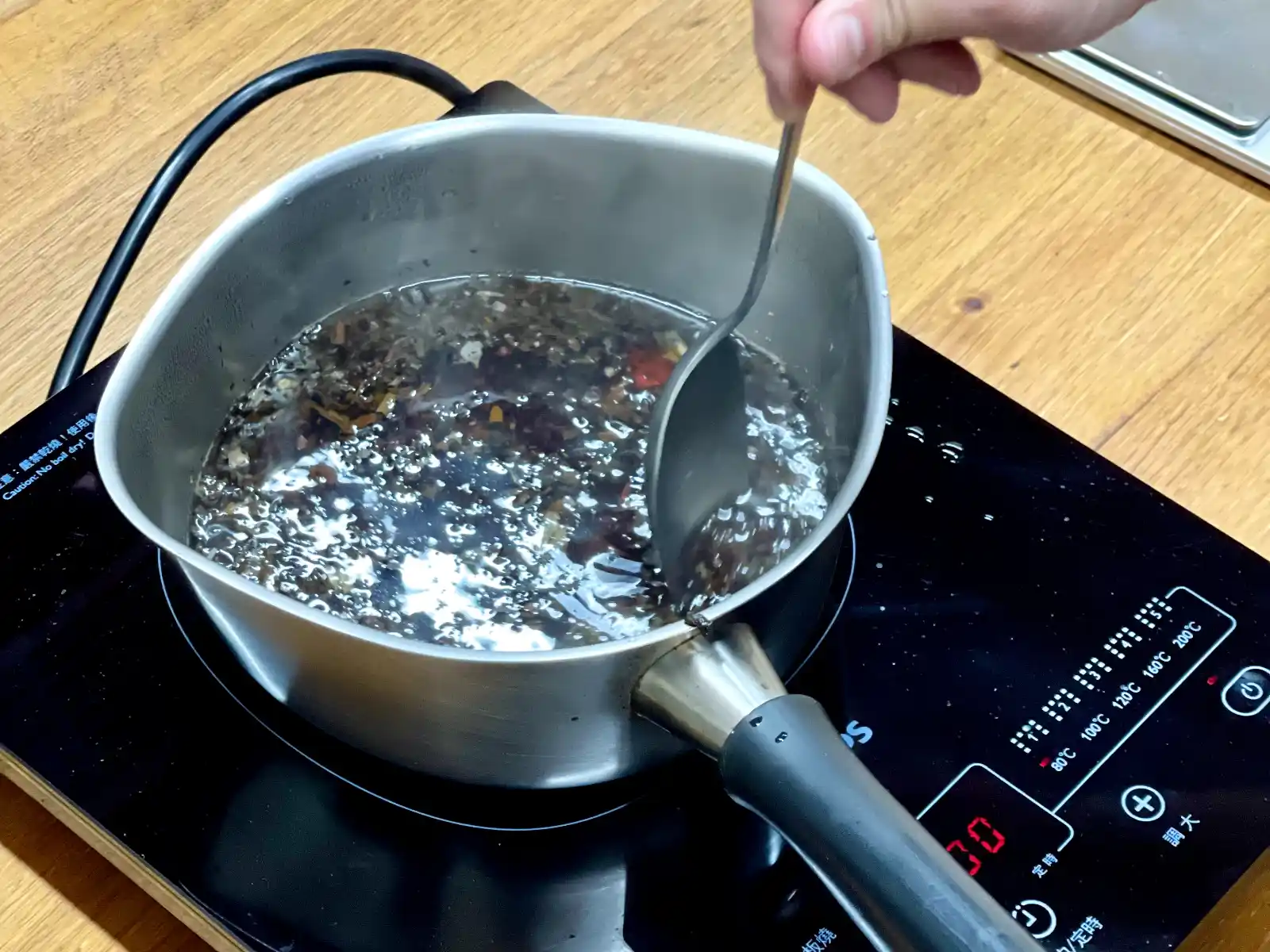 荼公子老師使用不鏽鋼鍋和不鏽鋼湯匙