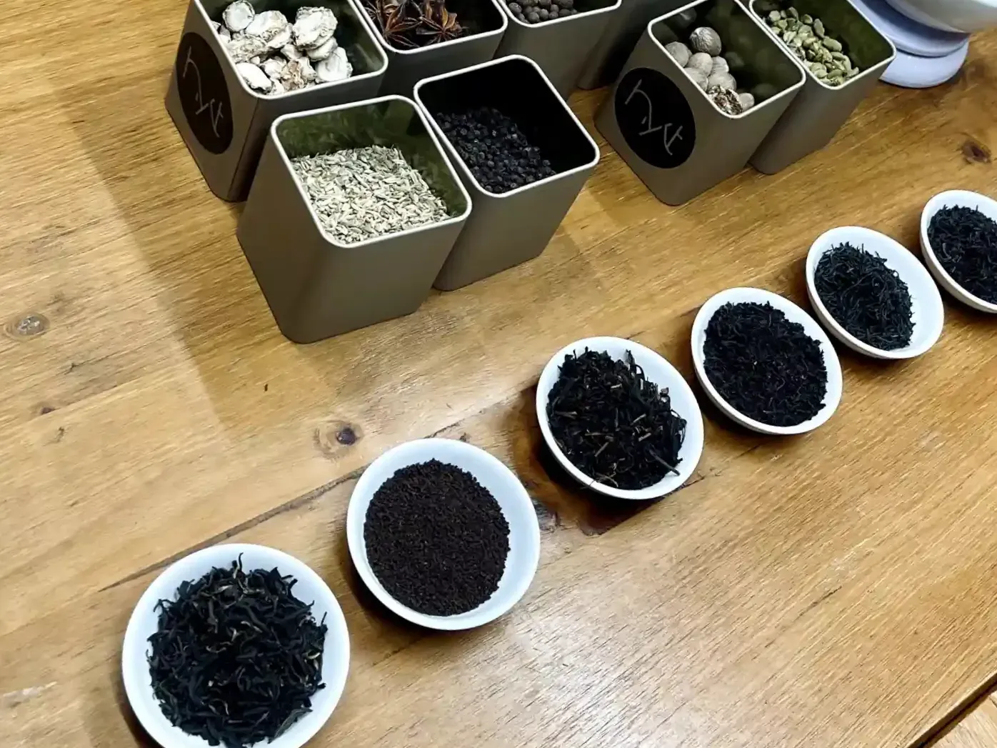 上實體課程,可以使用老師準備好的不同茶葉和主題材料