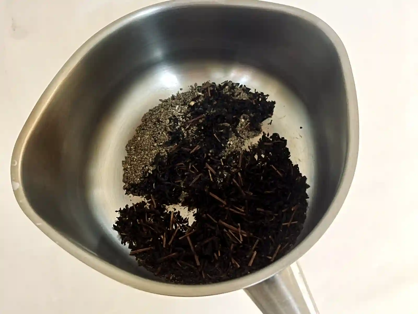 胡椒和茶葉先在不鏽鋼鍋中乾炒出香氣