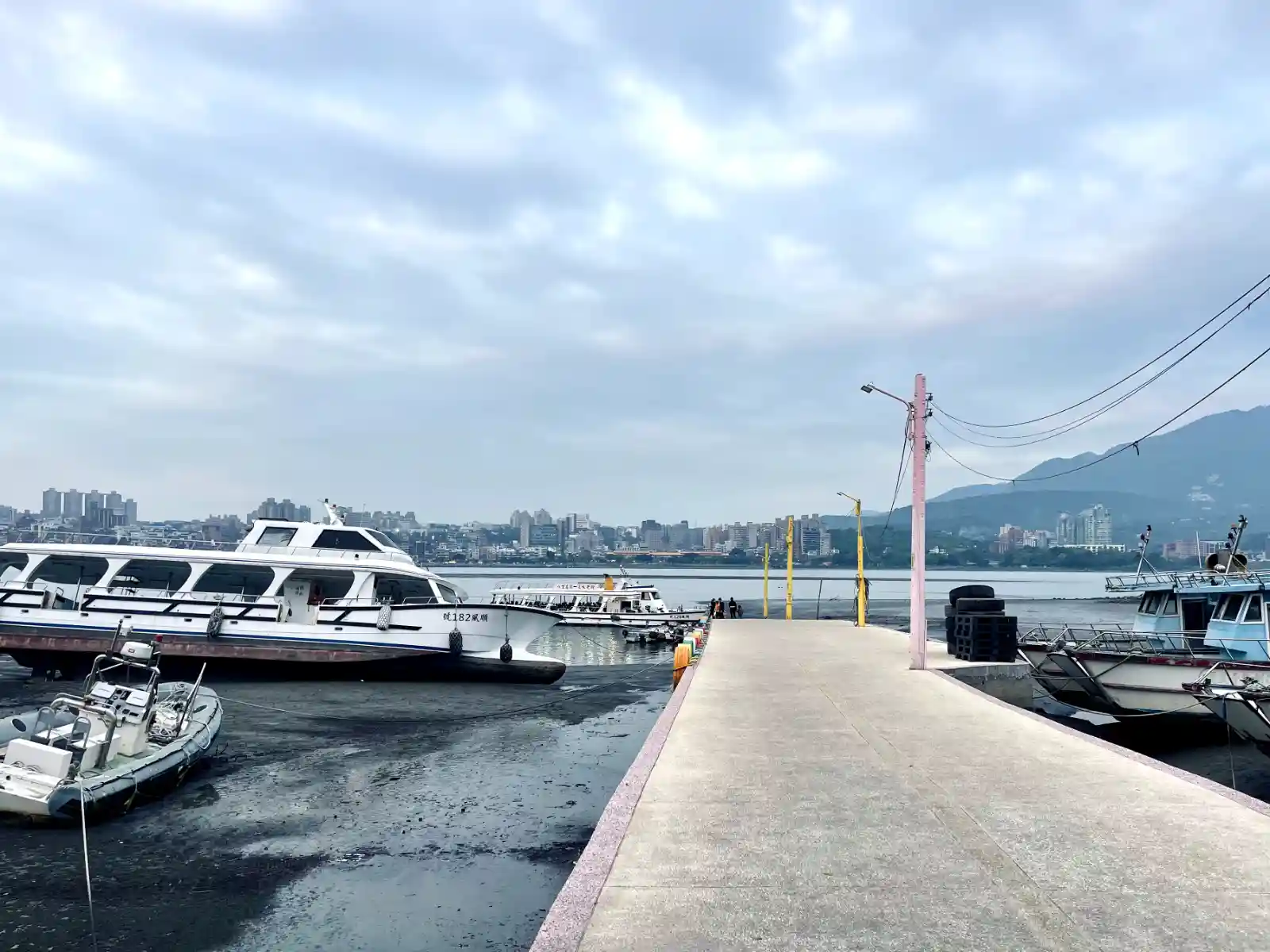 淡水河的對岸，是淡水